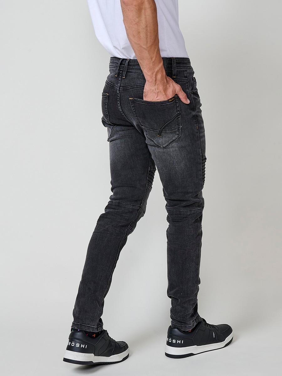 Jean homme biker noir en denim avec coupe skinny fit. Détails sur les genoux, fermeture zippée avec bouton.
