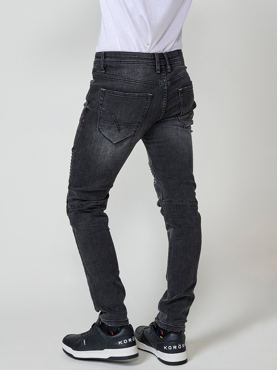 Jean homme biker noir en denim avec coupe skinny fit. Détails sur les genoux, fermeture zippée avec bouton.