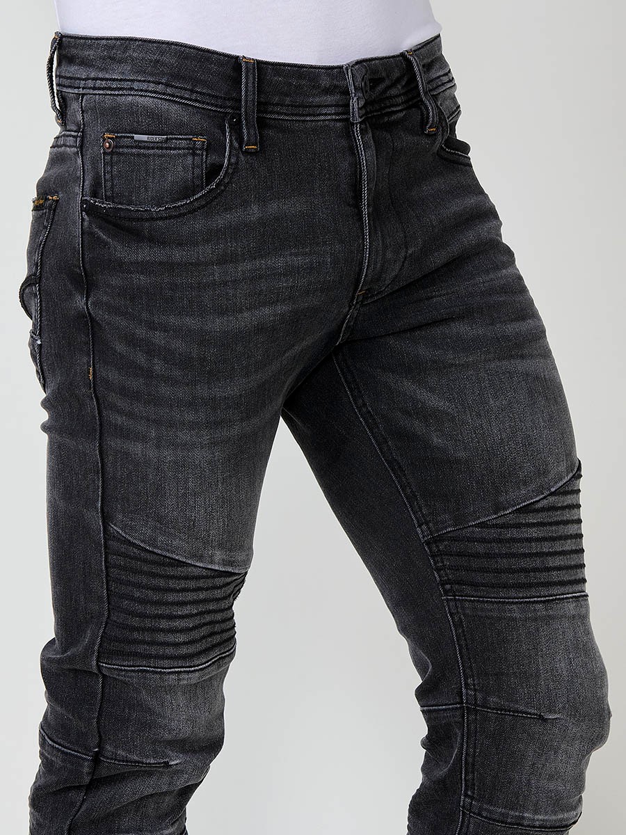 Jean homme biker noir en denim avec coupe skinny fit. Détails sur les genoux, fermeture zippée avec bouton.