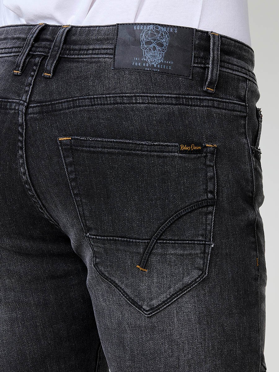Jean homme biker noir en denim avec coupe skinny fit. Détails sur les genoux, fermeture zippée avec bouton.