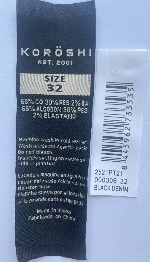 Pantalón denim largo estilo biker para hombre en color black denim. Corte skinny fit con cierre de cremallera y botón. Detalles en las rodillas. 2