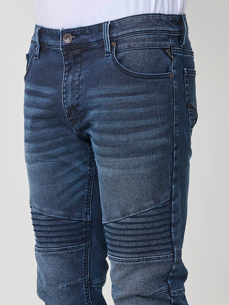 Biker-Skinny-Fit-Jeans für Herren in dunkler Farbe. Aus 98 % Baumwolle und 2% Elasthan, bequem und elastisch.