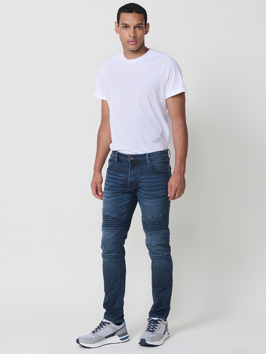 Biker-Skinny-Fit-Jeans für Herren in dunkler Farbe. Aus 98 % Baumwolle und 2% Elasthan, bequem und elastisch.