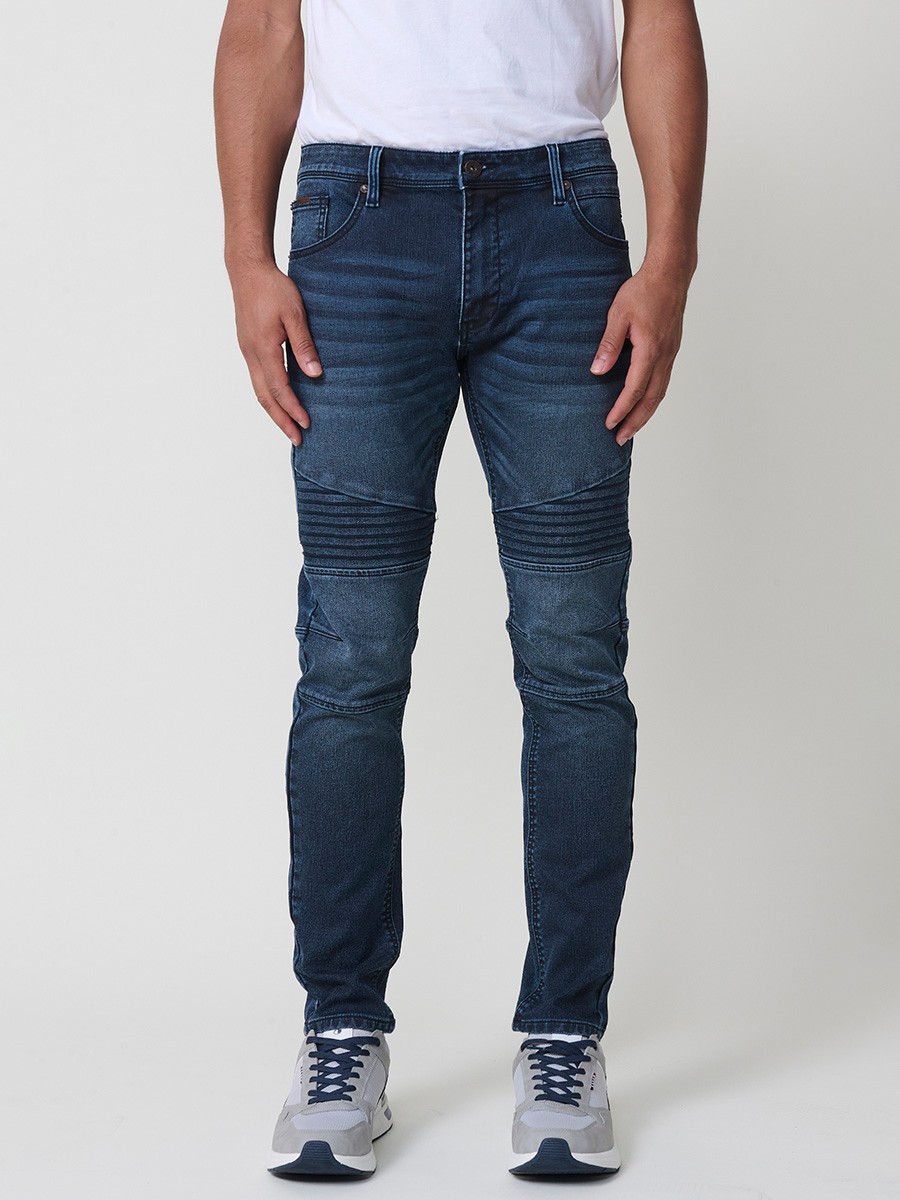 Biker-Skinny-Fit-Jeans für Herren in dunkler Farbe. Aus 98 % Baumwolle und 2% Elasthan, bequem und elastisch.