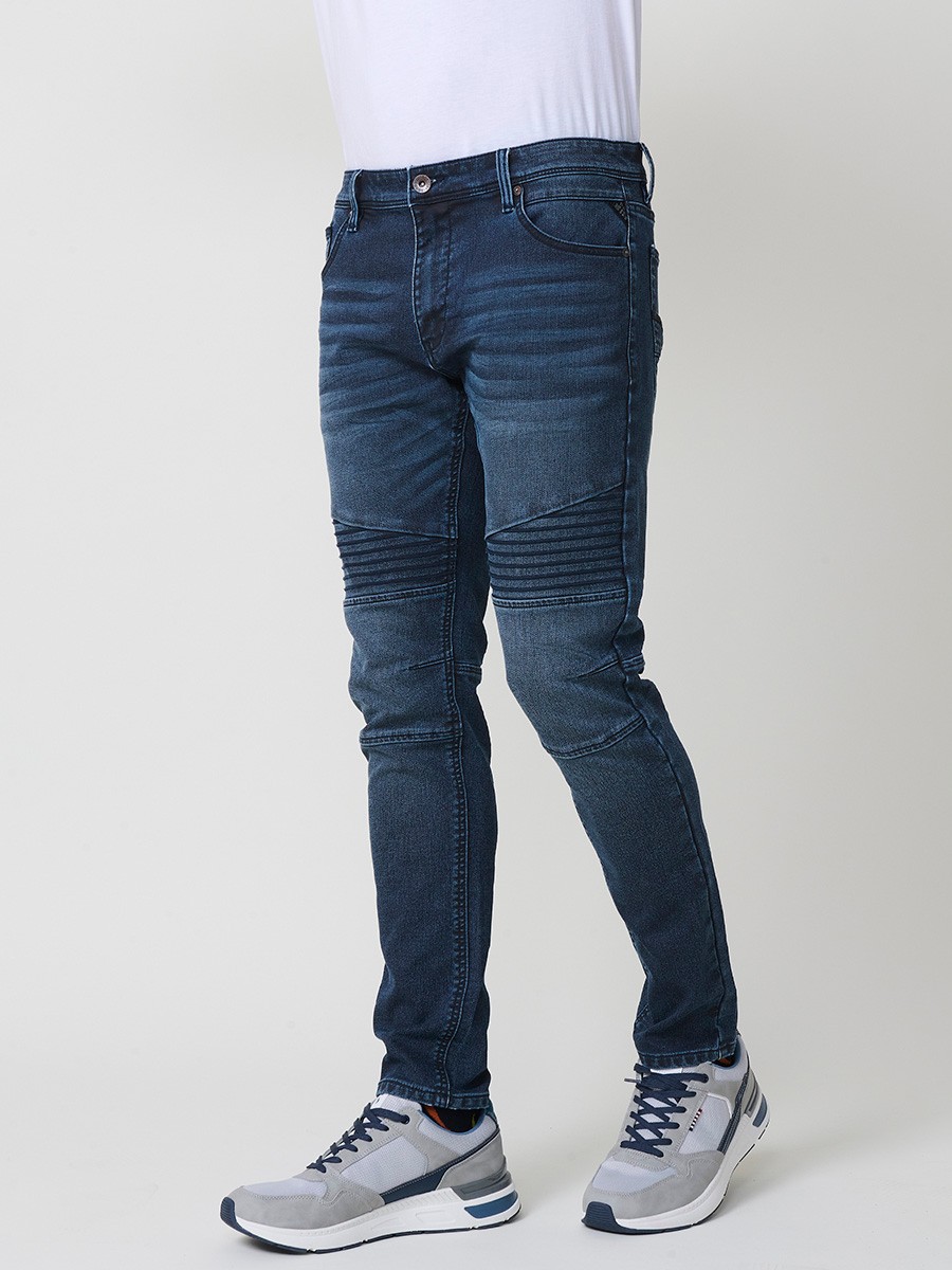 Biker-Skinny-Fit-Jeans für Herren in dunkler Farbe. Aus 98 % Baumwolle und 2% Elasthan, bequem und elastisch.