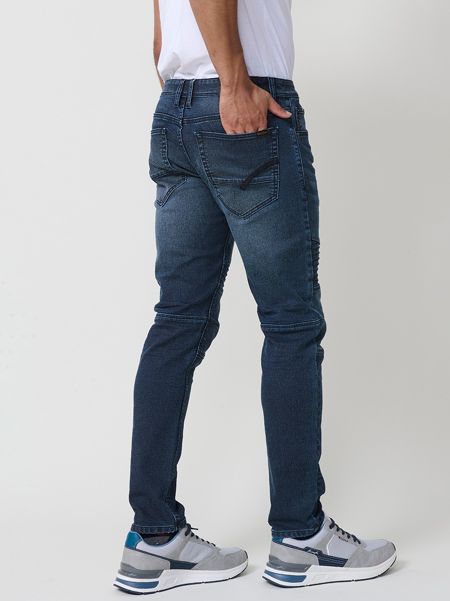 Biker-Skinny-Fit-Jeans für Herren in dunkler Farbe. Aus 98 % Baumwolle und 2% Elasthan, bequem und elastisch.
