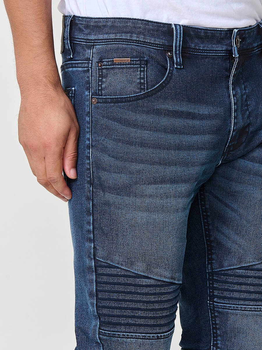 Biker-Skinny-Fit-Jeans für Herren in dunkler Farbe. Aus 98 % Baumwolle und 2% Elasthan, bequem und elastisch.