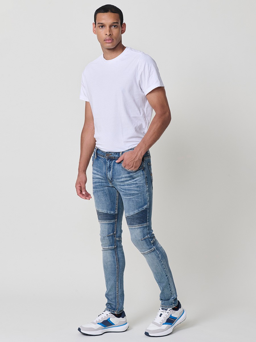 Pantalón vaquero biker skinny fit de hombre en azul claro, 98% algodón y 2% elastano, con diseño ajustado y moderno.