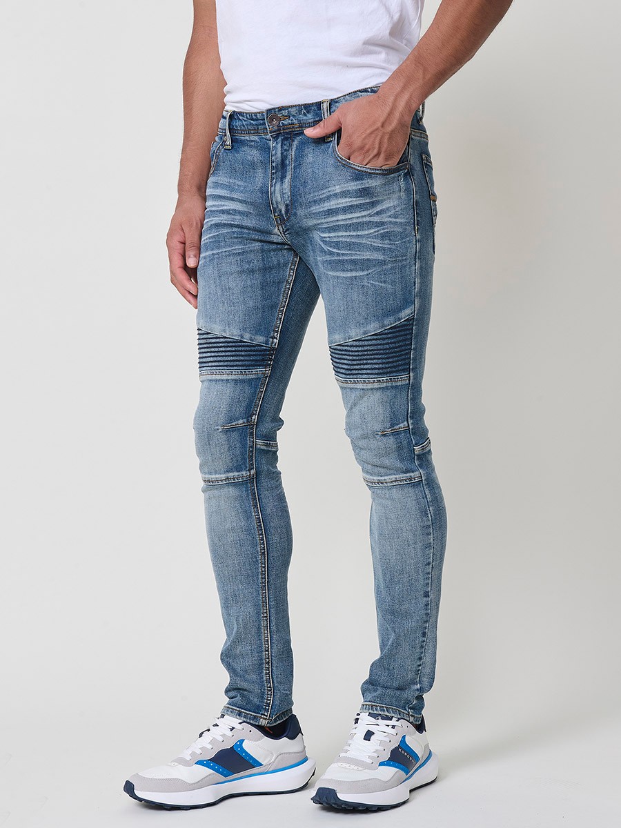 Pantalón vaquero biker skinny fit de hombre en azul claro, 98% algodón y 2% elastano, con diseño ajustado y moderno.