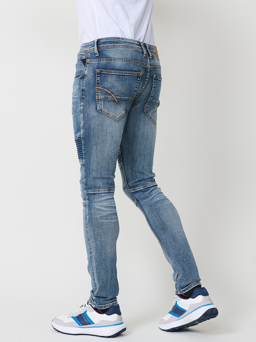 Pantalón vaquero biker skinny fit de hombre en azul claro, 98% algodón y 2% elastano, con diseño ajustado y moderno.