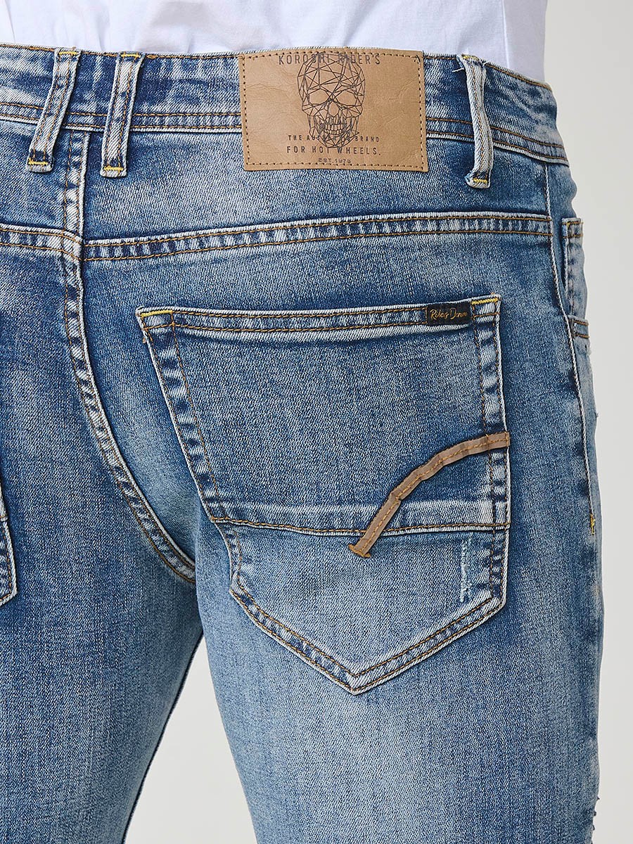 Pantalón vaquero biker skinny fit de hombre en azul claro, 98% algodón y 2% elastano, con diseño ajustado y moderno.