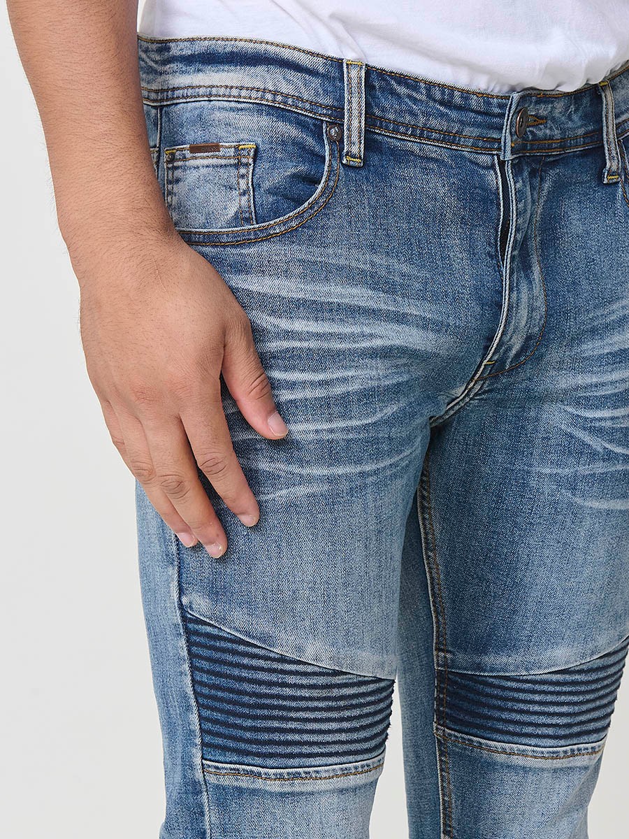 Pantalón vaquero biker skinny fit de hombre en azul claro, 98% algodón y 2% elastano, con diseño ajustado y moderno.