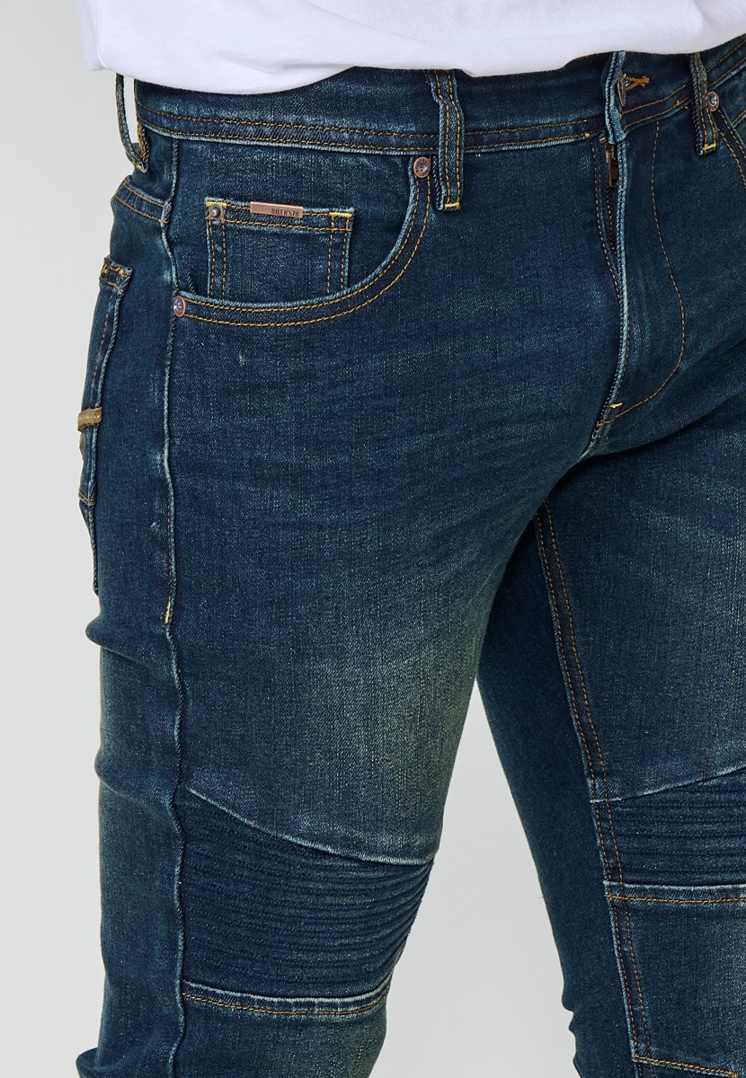 Jean homme Biker Skinny Fit en denim stretch bleu foncé. Coupe ajustée avec détails biker. 98 % coton, 2 % élasthanne.