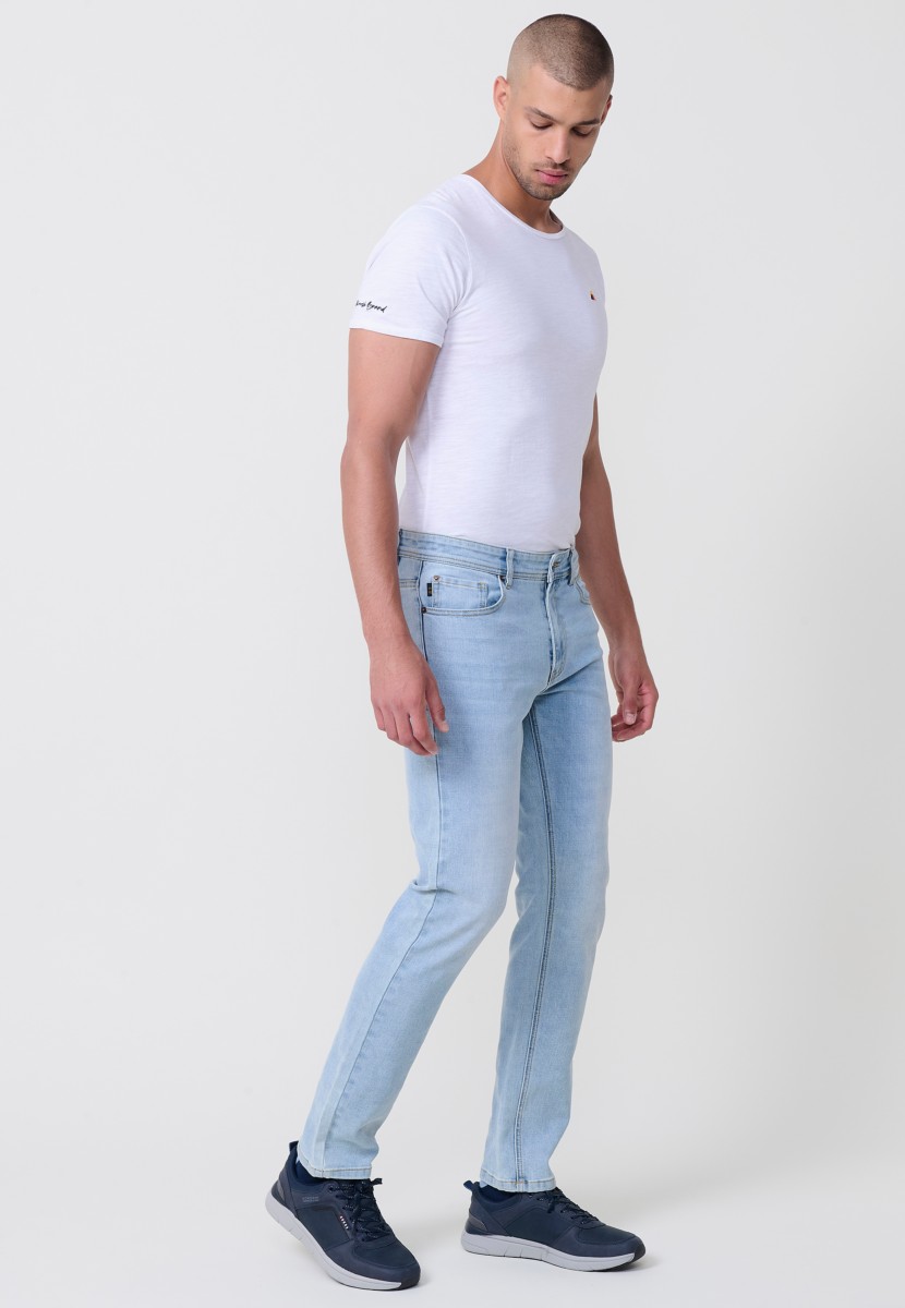 Jean homme Regular Fit en denim stretch bleu clair. 98 % coton et 2 % élasthanne pour confort et souplesse.