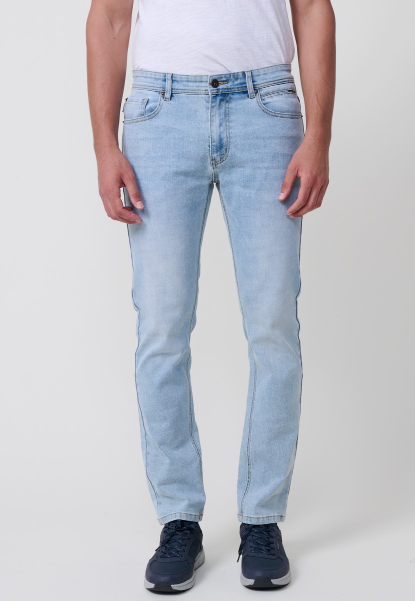Jean homme Regular Fit en denim stretch bleu clair. 98 % coton et 2 % élasthanne pour confort et souplesse.