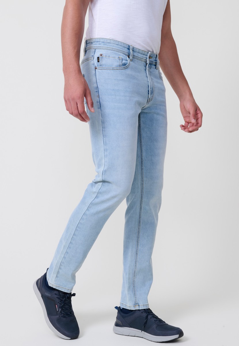 Jean homme Regular Fit en denim stretch bleu clair. 98 % coton et 2 % élasthanne pour confort et souplesse.