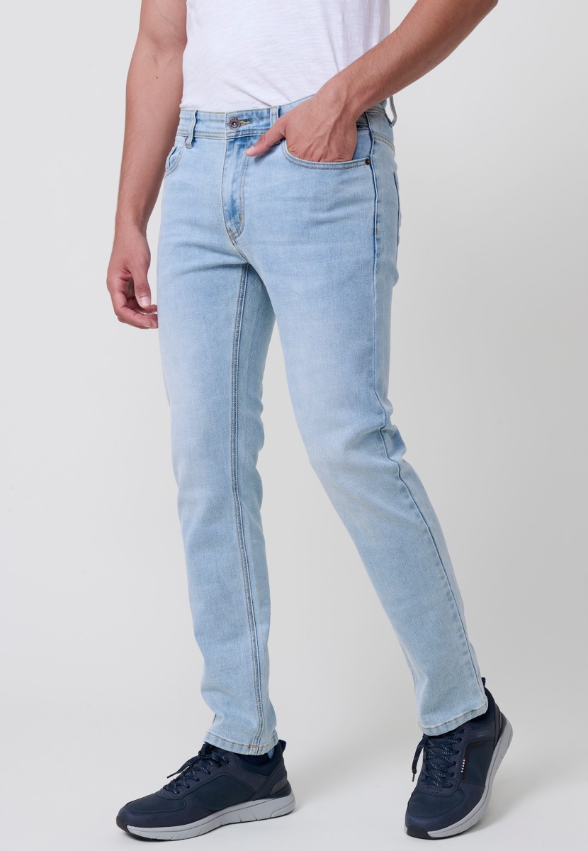 Jean homme Regular Fit en denim stretch bleu clair. 98 % coton et 2 % élasthanne pour confort et souplesse.