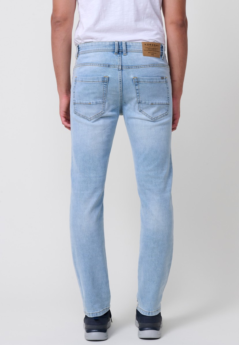 Jean homme Regular Fit en denim stretch bleu clair. 98 % coton et 2 % élasthanne pour confort et souplesse.