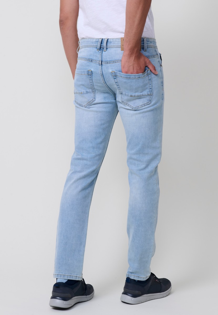 Jean homme Regular Fit en denim stretch bleu clair. 98 % coton et 2 % élasthanne pour confort et souplesse.