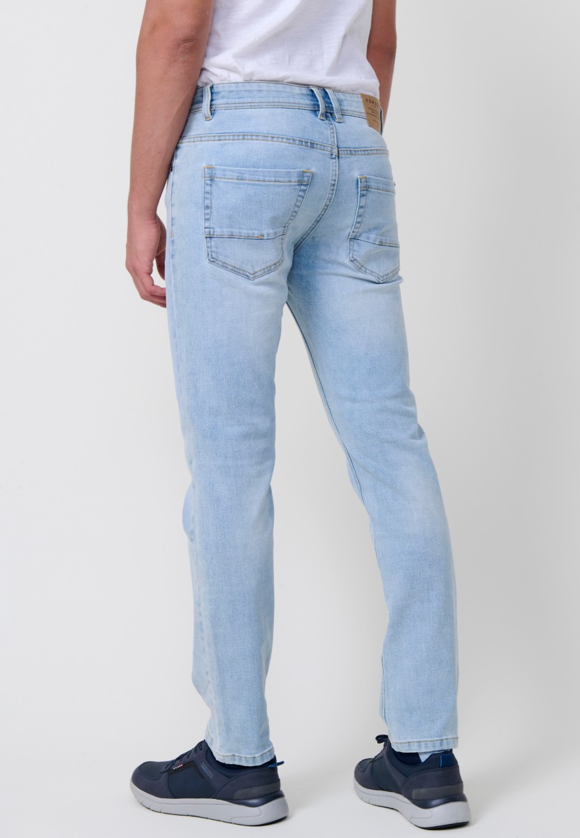 Jean homme Regular Fit en denim stretch bleu clair. 98 % coton et 2 % élasthanne pour confort et souplesse.