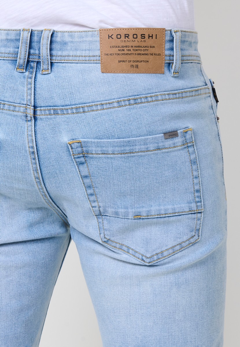 Jean homme Regular Fit en denim stretch bleu clair. 98 % coton et 2 % élasthanne pour confort et souplesse.