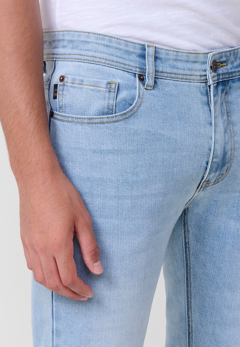 Jean homme Regular Fit en denim stretch bleu clair. 98 % coton et 2 % élasthanne pour confort et souplesse.