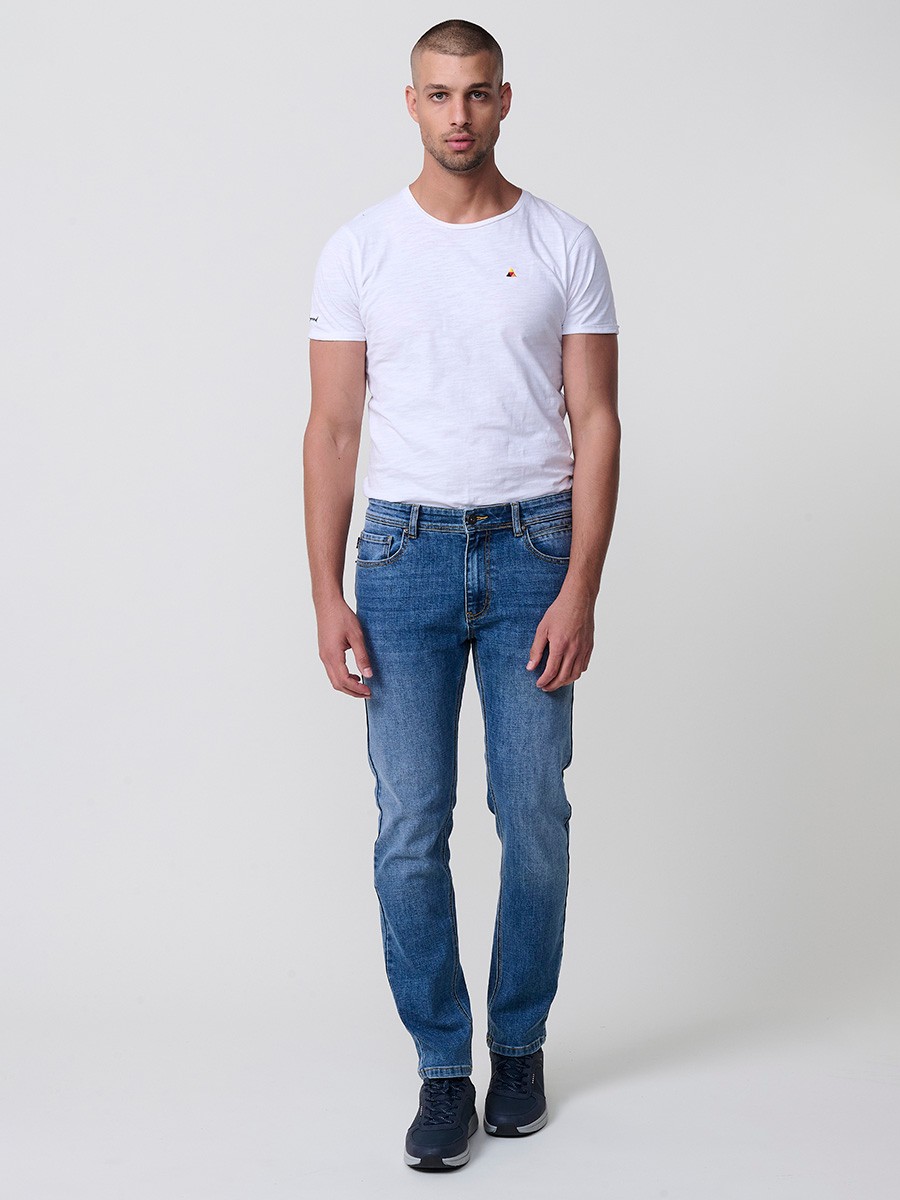 Jeans stretch regular fit de hombre en color azul medio, 98% algodón y 2% elastano, con estilo cómodo y versátil.