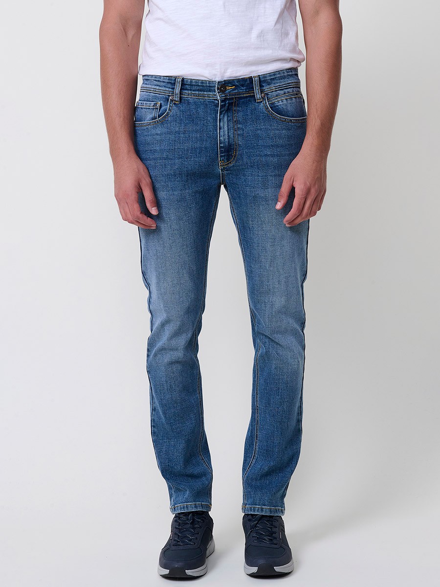 Jeans stretch regular fit de hombre en color azul medio, 98% algodón y 2% elastano, con estilo cómodo y versátil.