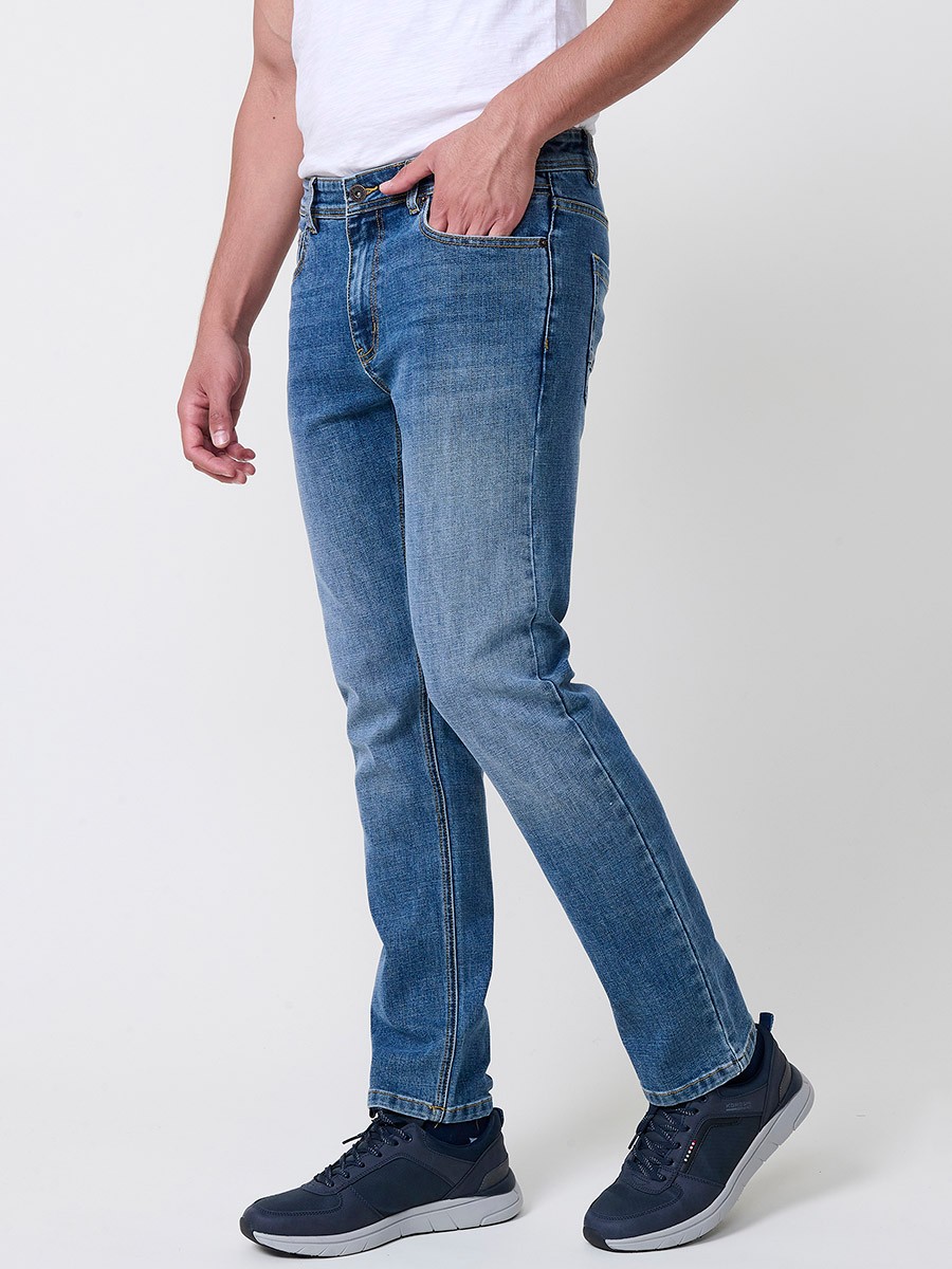 Jeans stretch regular fit de hombre en color azul medio, 98% algodón y 2% elastano, con estilo cómodo y versátil.