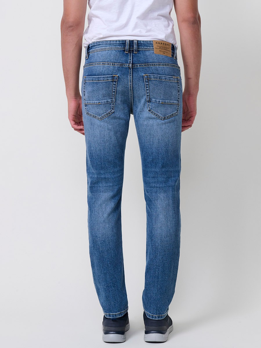 Jeans stretch regular fit de hombre en color azul medio, 98% algodón y 2% elastano, con estilo cómodo y versátil.