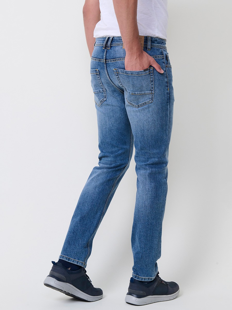Jeans stretch regular fit de hombre en color azul medio, 98% algodón y 2% elastano, con estilo cómodo y versátil.