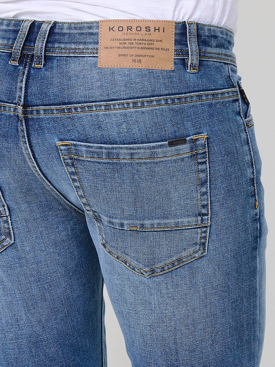 Jeans stretch regular fit de hombre en color azul medio, 98% algodón y 2% elastano, con estilo cómodo y versátil.