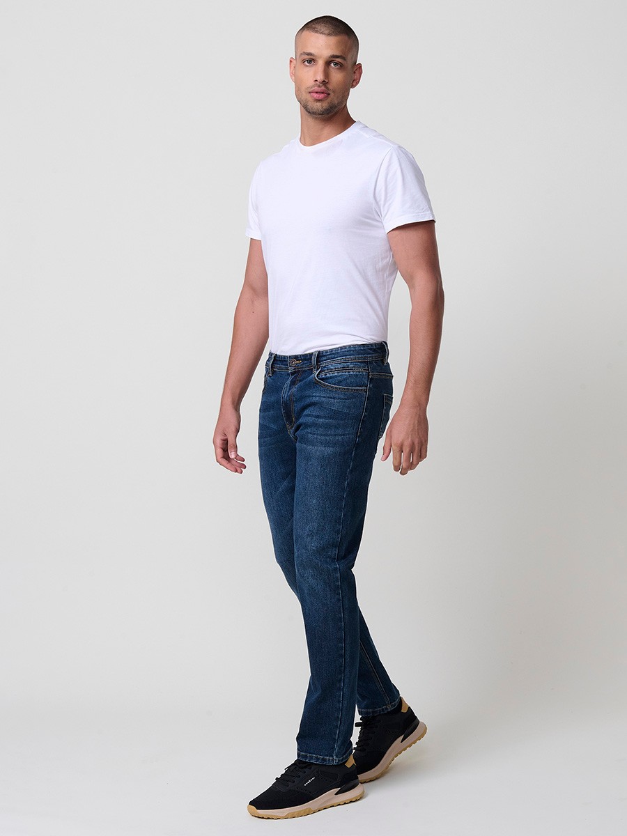 Jeans stretch regular fit de hombre en color azul oscuro, 98% algodón y 2% elastano, con estilo cómodo y atemporal.