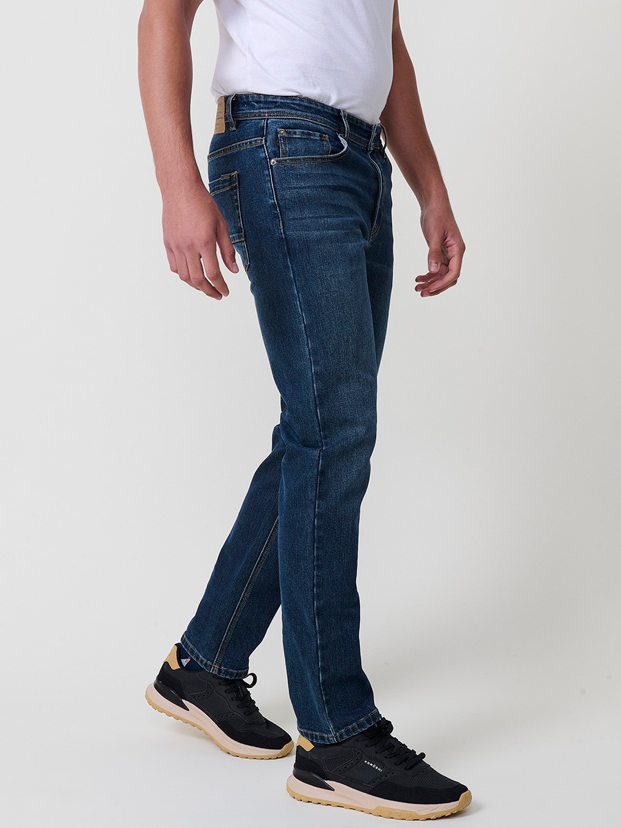 Jeans stretch regular fit de hombre en color azul oscuro, 98% algodón y 2% elastano, con estilo cómodo y atemporal.