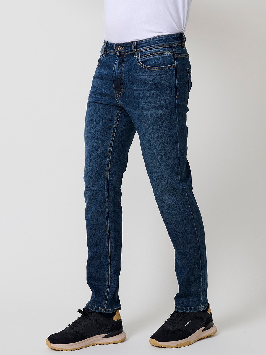 Jeans stretch regular fit de hombre en color azul oscuro, 98% algodón y 2% elastano, con estilo cómodo y atemporal.
