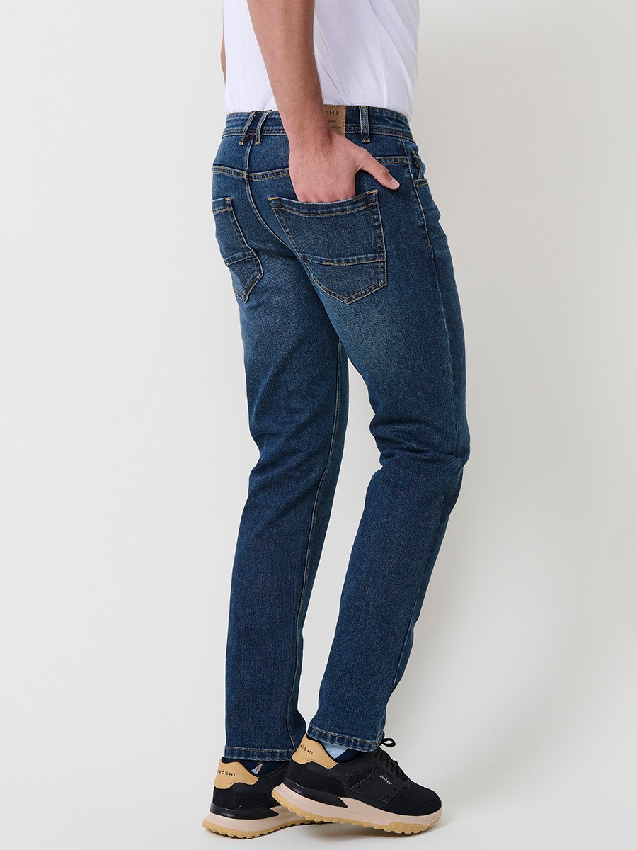 Jeans stretch regular fit de hombre en color azul oscuro, 98% algodón y 2% elastano, con estilo cómodo y atemporal.