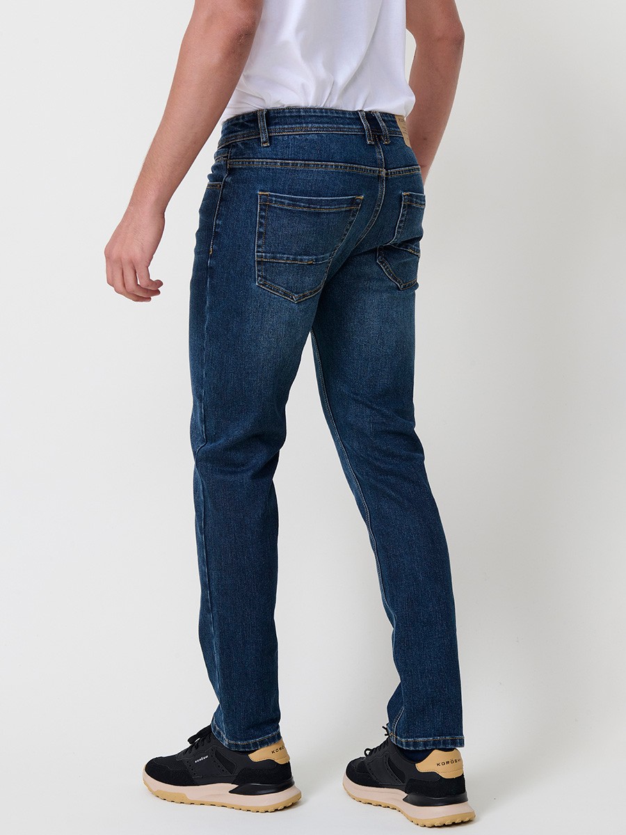 Jeans stretch regular fit de hombre en color azul oscuro, 98% algodón y 2% elastano, con estilo cómodo y atemporal.
