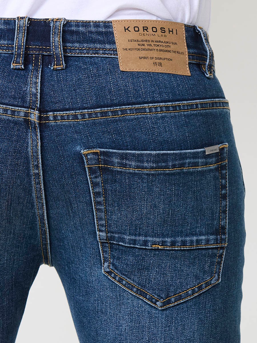 Jeans stretch regular fit de hombre en color azul oscuro, 98% algodón y 2% elastano, con estilo cómodo y atemporal.