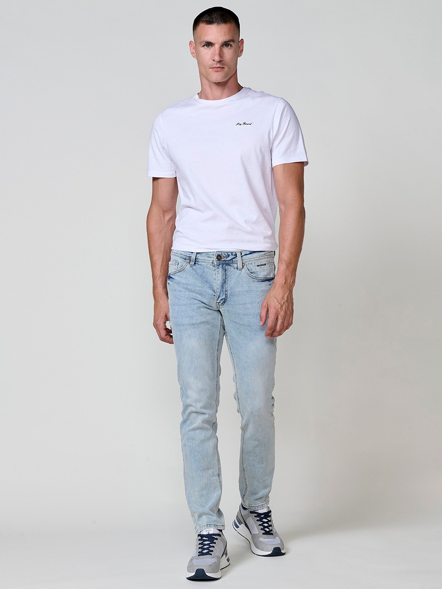 Pantalón jeans stretch para hombre en azul claro, corte regular fit. Cierre delantero con cremallera y botón.