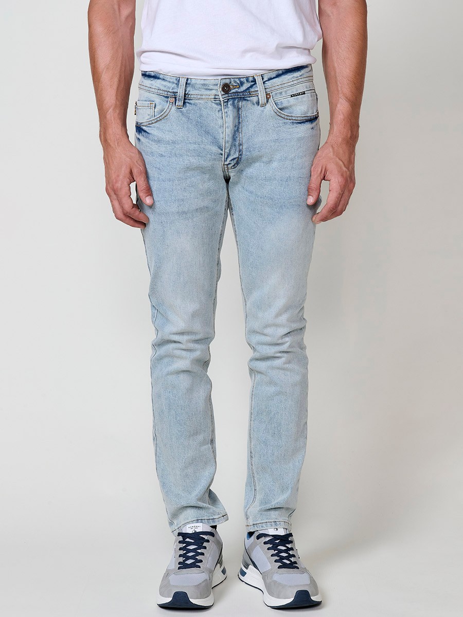 Pantalón jeans stretch para hombre en azul claro, corte regular fit. Cierre delantero con cremallera y botón.