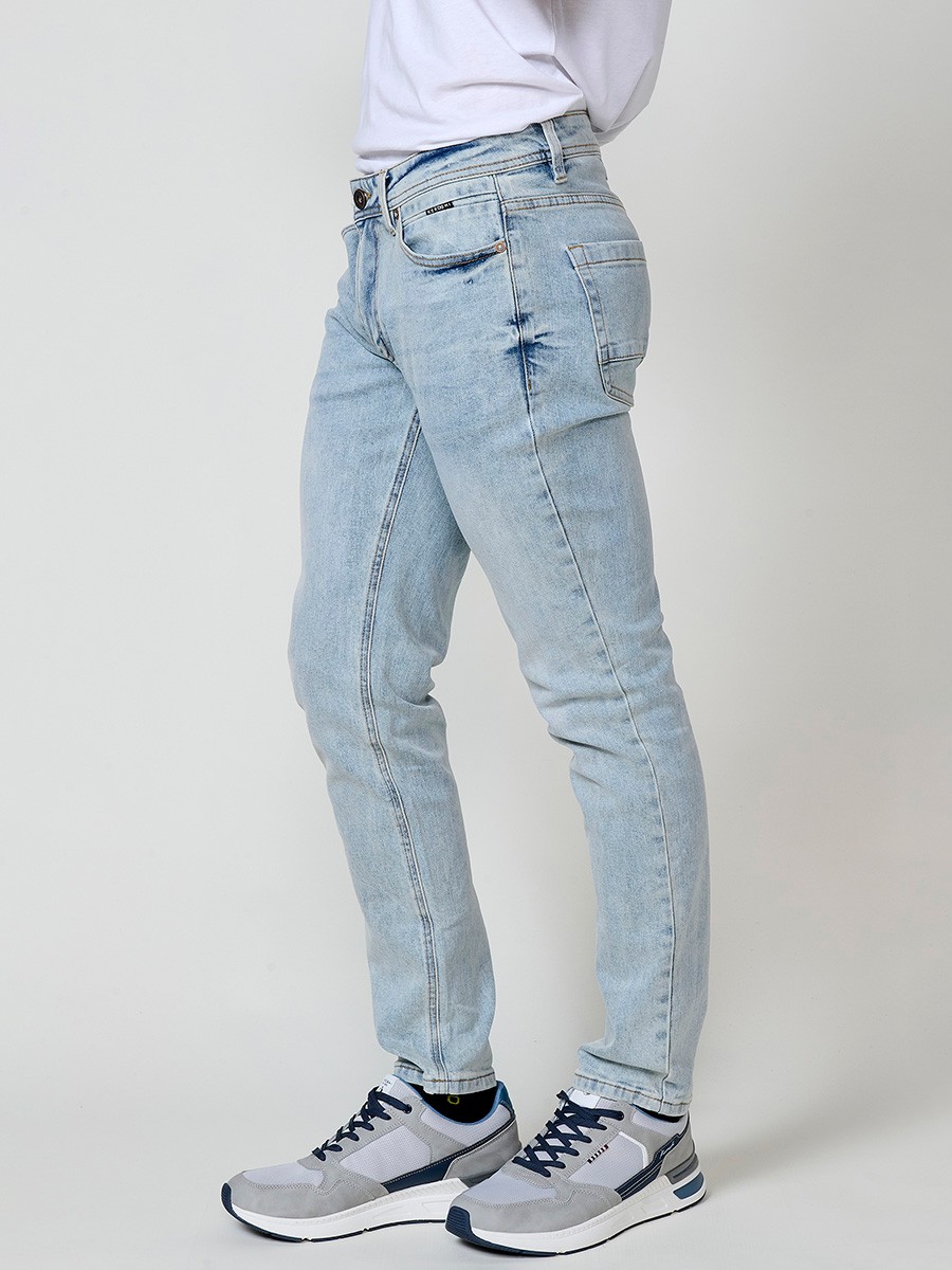 Pantalón jeans stretch para hombre en azul claro, corte regular fit. Cierre delantero con cremallera y botón.