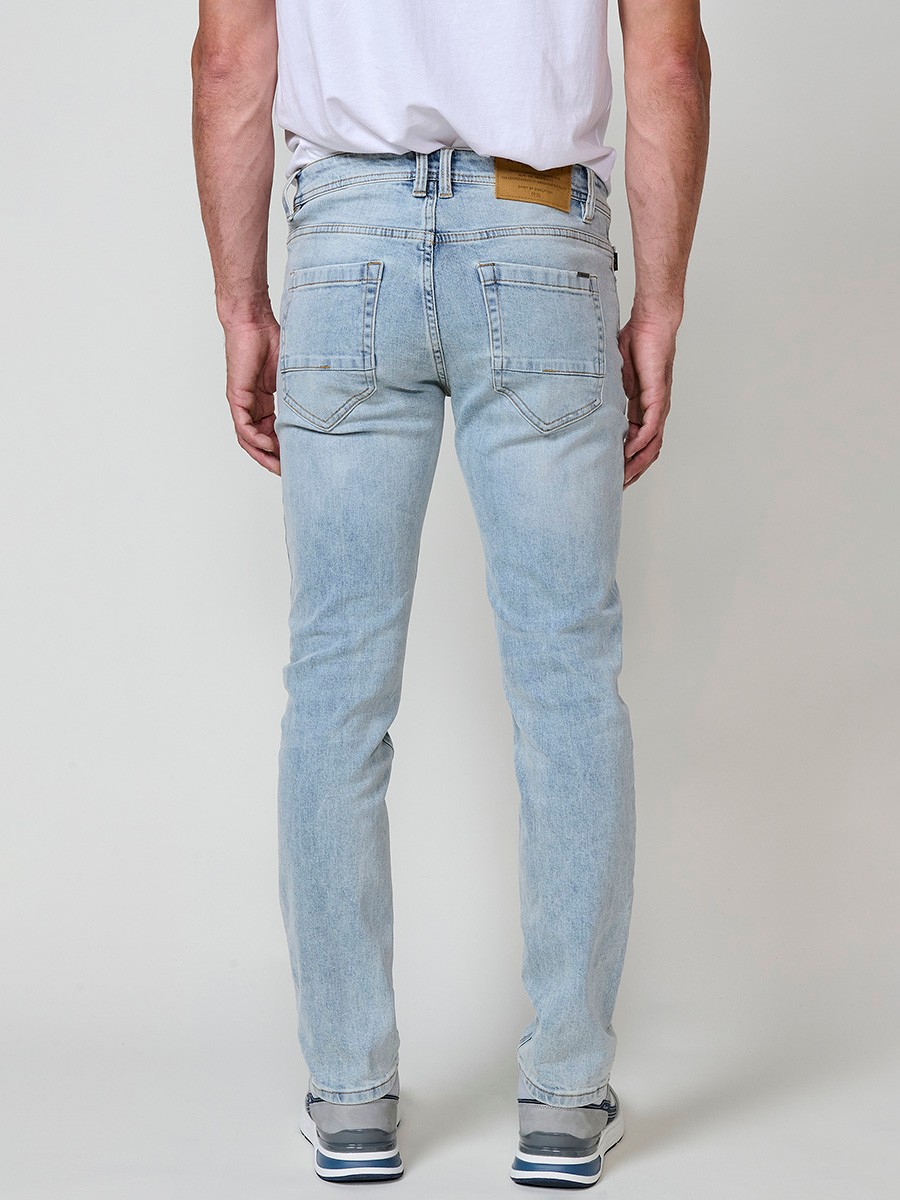 Pantalón jeans stretch para hombre en azul claro, corte regular fit. Cierre delantero con cremallera y botón.