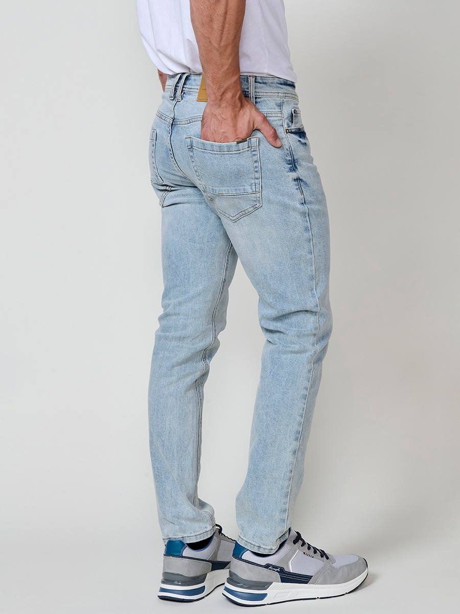 Pantalón jeans stretch para hombre en azul claro, corte regular fit. Cierre delantero con cremallera y botón.