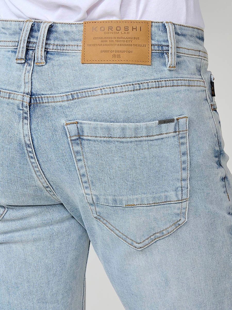 Pantalón jeans stretch para hombre en azul claro, corte regular fit. Cierre delantero con cremallera y botón.