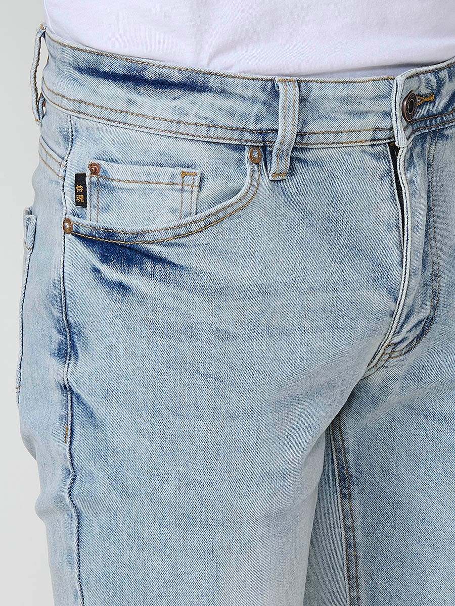 Pantalón jeans stretch para hombre en azul claro, corte regular fit. Cierre delantero con cremallera y botón.