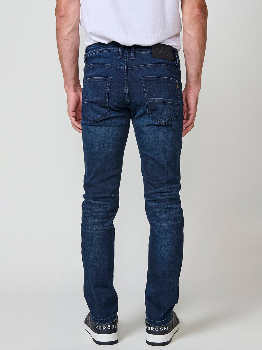 Jean regular fit pour homme en bleu foncé avec fermeture zippée et bouton.
