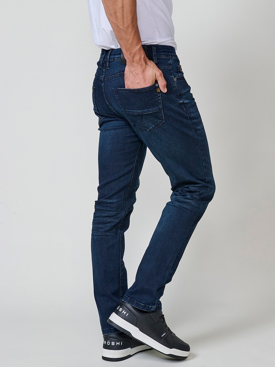 Jean regular fit pour homme en bleu foncé avec fermeture zippée et bouton.