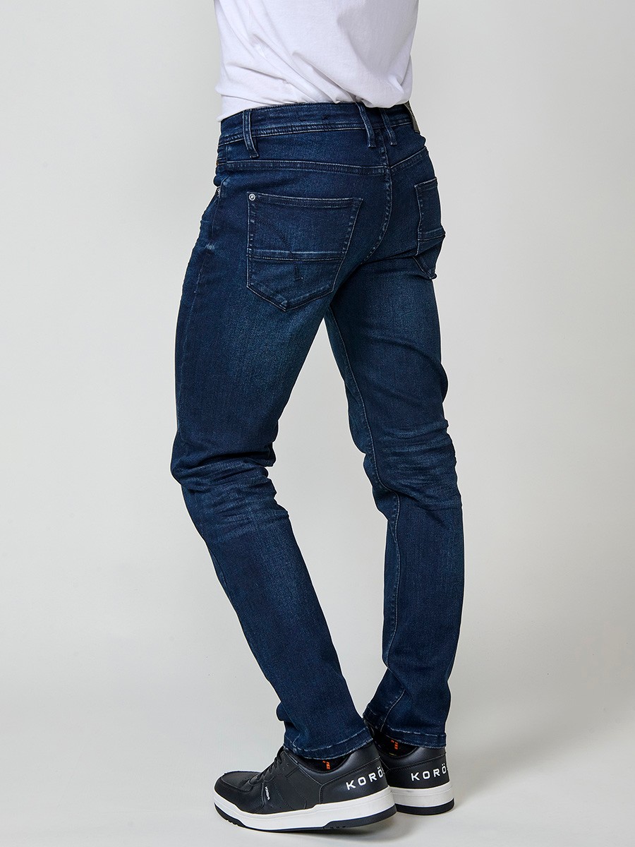 Jean regular fit pour homme en bleu foncé avec fermeture zippée et bouton.