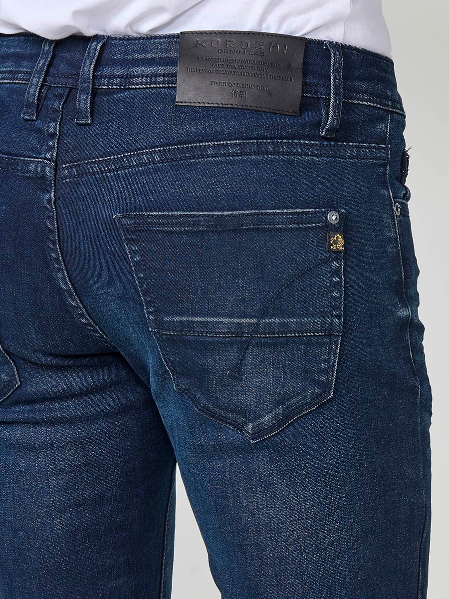 Jean regular fit pour homme en bleu foncé avec fermeture zippée et bouton.