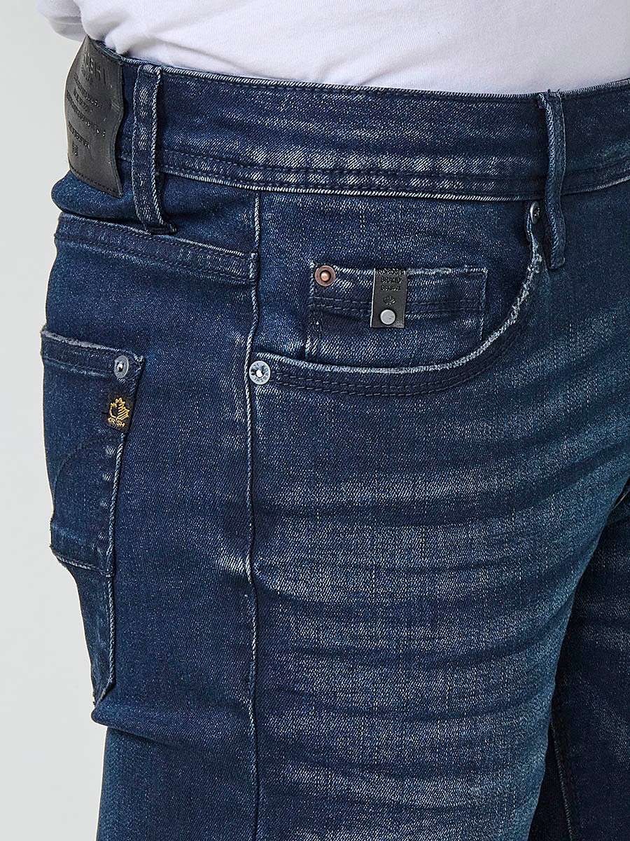 Jean regular fit pour homme en bleu foncé avec fermeture zippée et bouton.